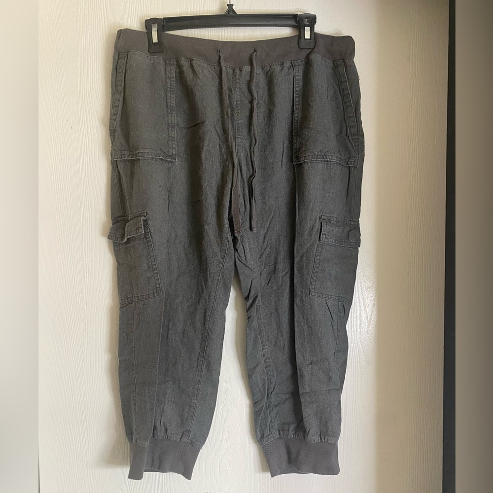 Caslon, cargo capris, medium